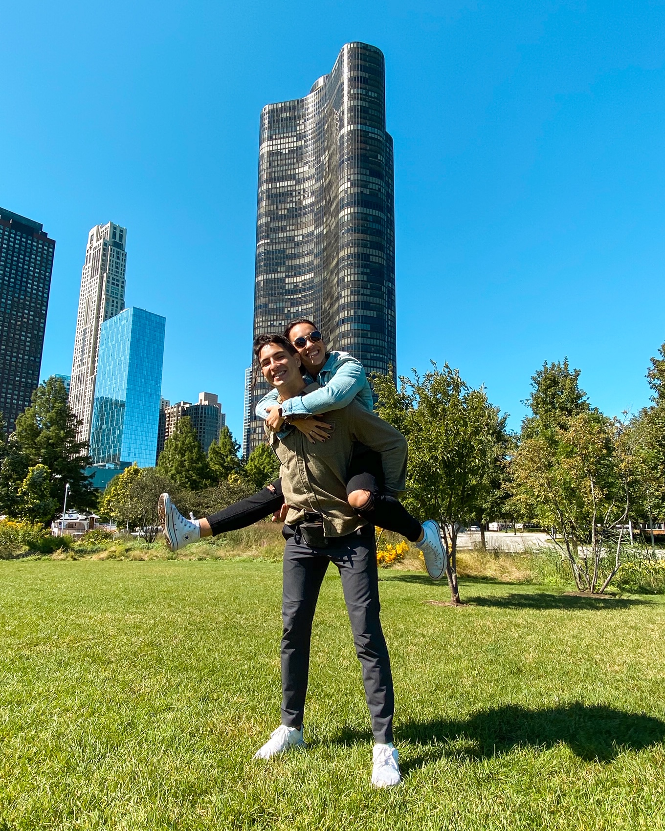 couples photo in chicago park